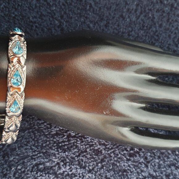 Gorgeous Silver Linked Bracelet with Blue Teardrop Crystal Rhinestones - Picture 10 of 17